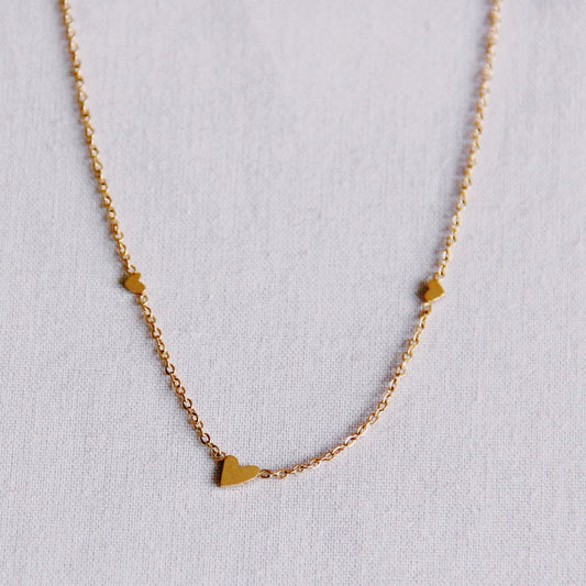 Edelstalen fijne ketting met 3 mini hartjes - goud