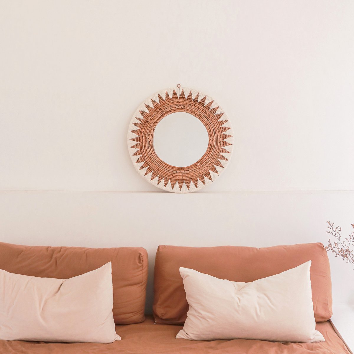 Ronde Boho Spiegel 60 cm | Handgemaakte geweven wandspiegel AWAN | Wanddecoratie met patroon gemaakt van katoenen koorden – Soeji (foto 5 van 6)