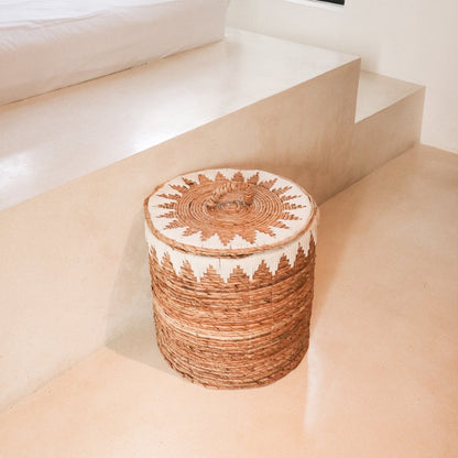 Wasmand met deksel Handgeweven van bananenvezel EMPAT Grote decoratieve mand met witte katoenen macramé (2 maten)