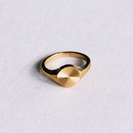 Roestvrijstalen ring met gedecoreerde print - goud